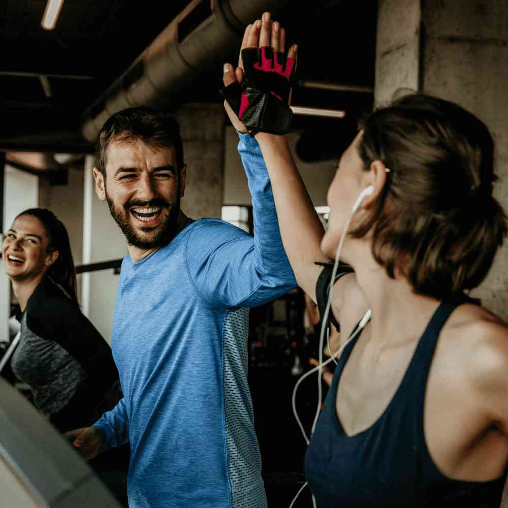 Un grupo de personas en un gimnasio chocando los cinco.